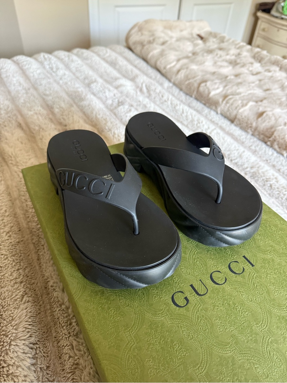 Gucci Thong Platform Sandal in Black Rubber size 37